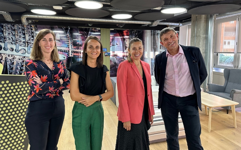 De izda. a dcha.: Begoña García, María Gil y Mary Paz Adán, gestoras de la relación comercial entre Enagás y Synergreen, y Antonio Melcón, socio de Synergreen